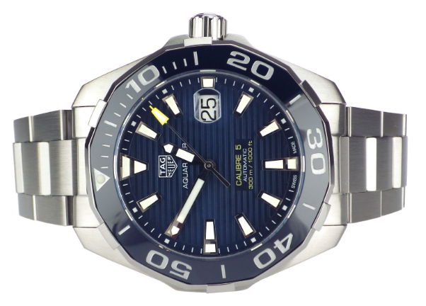 Eine silberne Herrenuhr mit blauem Zifferblatt und auffälligem gelben Sekundenzeiger