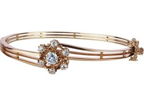 Goldenes Armband mit funkelnden weißen Steinen und filigranen Blütenverzierungen