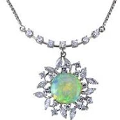 Elegante silberne Kette mit rundem, schimmerndem Anhänger und funkelnden Steinen