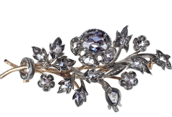 Elegante silberne Brosche in Blumenform mit funkelnden klaren Edelsteinen