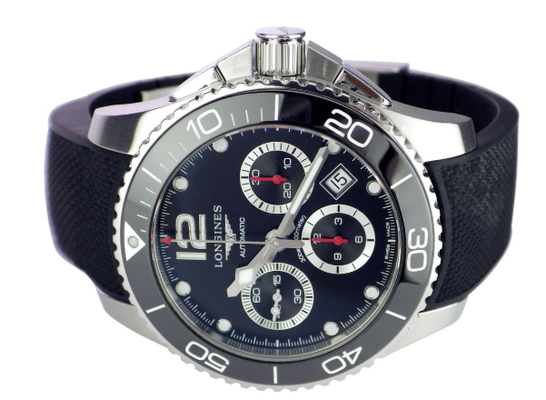 Herrenuhr mit schwarzem Zifferblatt und silbernen Details sowie auffälligen Chronographen