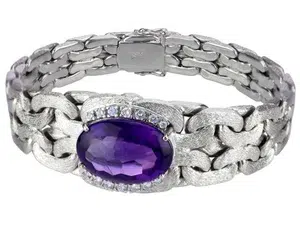 Silberarmband mit einem großen ovalen lilafarbenen Edelstein und kleinen klaren Steinen